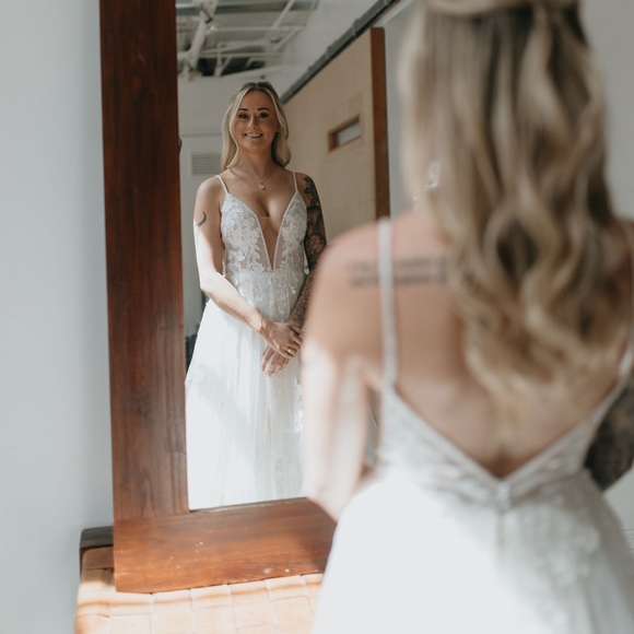 WEDDING DRESS FOR SALE, Like New - Picture 6 of 8